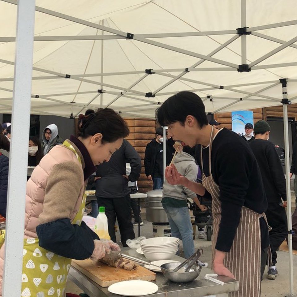 oswcsh's tweet photo. 앞치마 두른 재욱도 멋있어❤️ https://t.co/Poa9hn631o