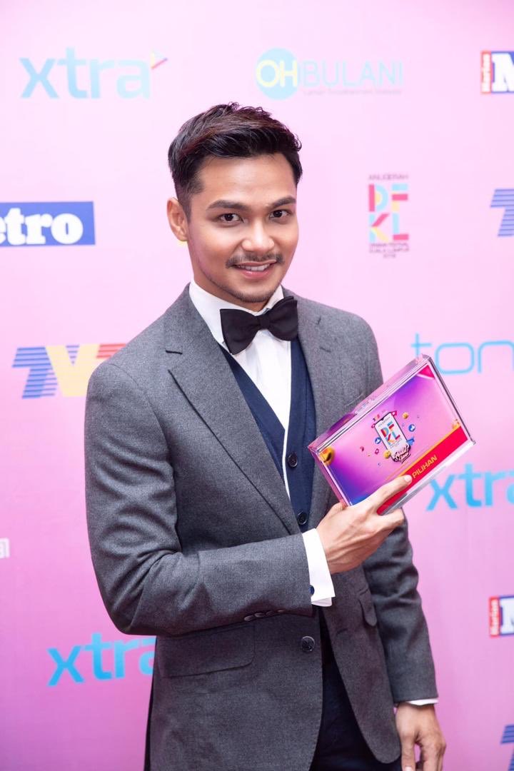 siskiambang's tweet photo. Tick tock tick tock ....Capik you are back on screen lagi  10 minit !
People people jangan lupa tengok #Nur  #UstazAdam di TV3 jam 10 am mulai malam ini.

@iSyafiqKyle https://t.co/20W06eDvtS