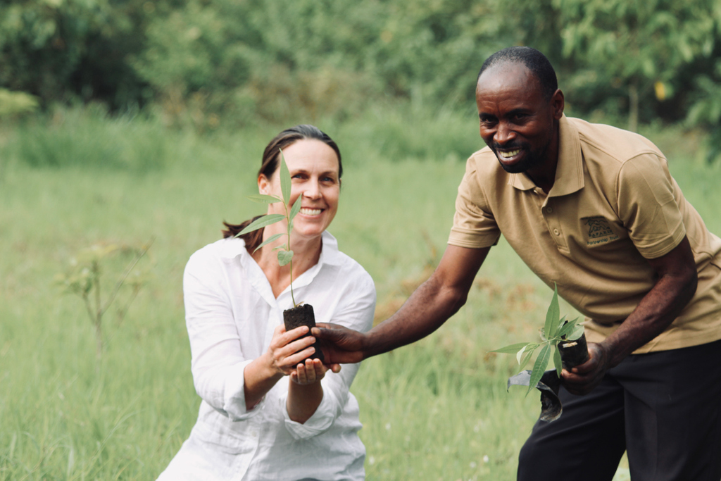 AlexAvila_REYA's tweet photo. @sphrcl Media Alert!
Travel writer @awbeazley shares "I Went on an Incredible Safari Trip — but It Was the Last 30 Minutes in Uganda's Airport That Changed My Life" for @TravelLeisure after joining us in Uganda with @VolcanoesSafari.
#sphericalpr #press
https://t.co/ALU8j4xUWL https://t.co/fszj8lopXU