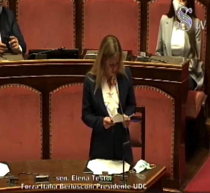 feniceitaliana's tweet photo. Senatrice Elena #Testoi critica l'unione europea e la gestione del Governo.
Sembra capire la gravità della situazione e mentre parla le tremano le mani. https://t.co/YFUMKr8bKE