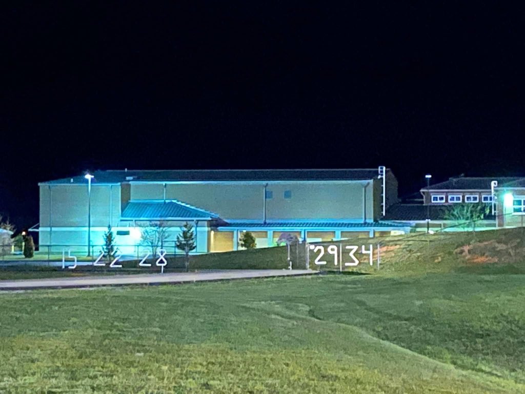 When your heart is breaking for your senior softball players, you find ways to make sure they know they are loved. Over 150+ cars drove through North Hardin HS last night to recognize our senior spring sport athletes💙#TeamKentucky #Patriot  #TogetherKy <a href="/GovAndyBeshear/">Governor Andy Beshear</a>