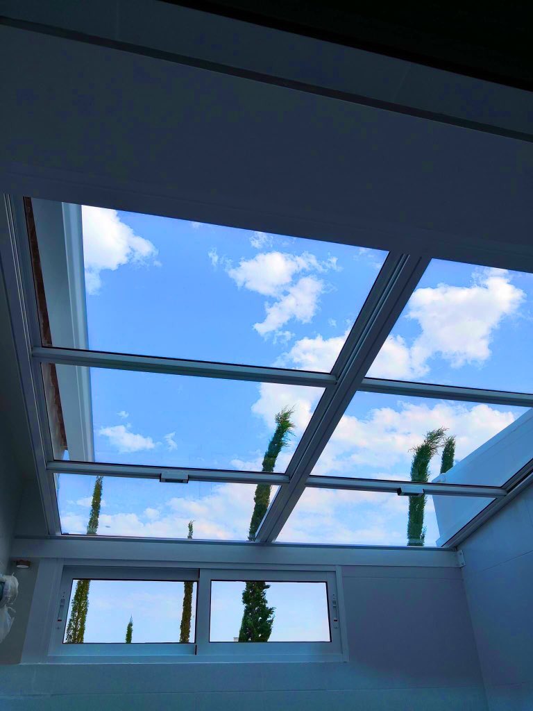 En estos días de lluvia, sol, viento y confinamiento: ¿a quién le gustaría tener un rinconcito de casa así de acogedor para disfrutar del exterior sin salir? 
Nosotros levantamos la mano 🖐 

#CREATIVIDAD #diseño #YoMeQuedoEnCasa  #Terrazas #interiorismo #Reformas #teletrabajo🧑🏼‍💻