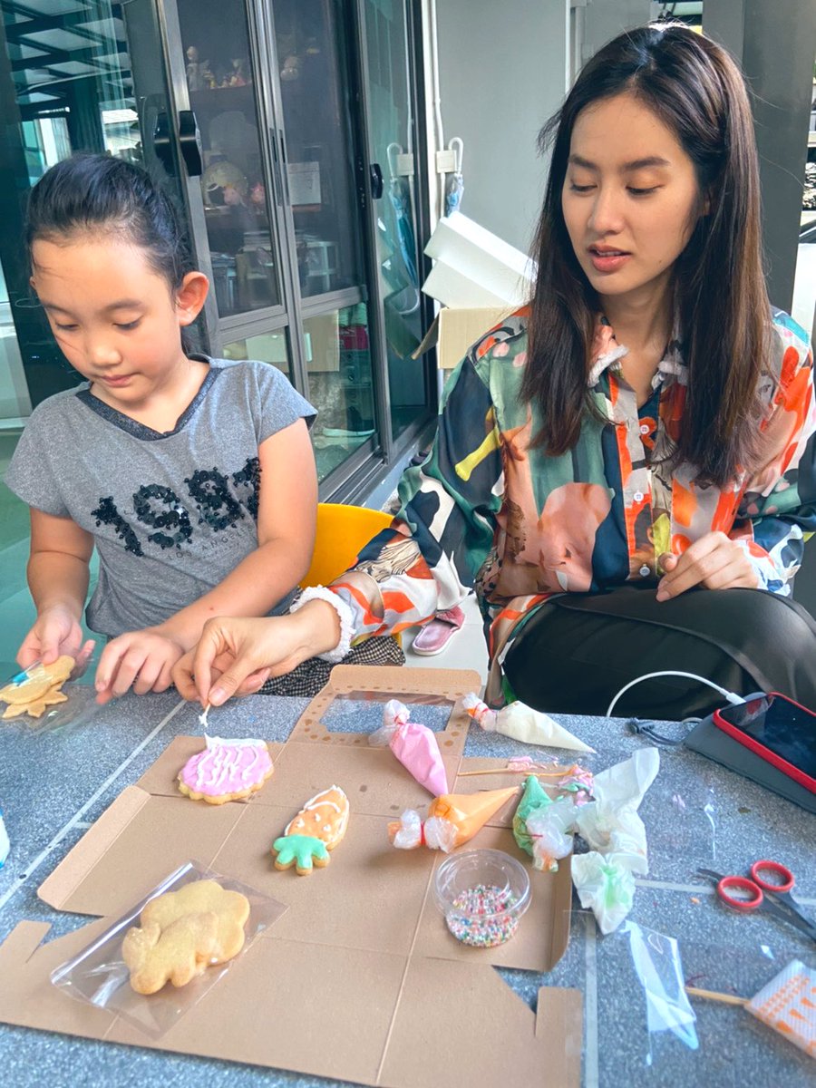 ManowsornsinM's tweet photo. DIY cookies 🍪
ช่วงว่างอยู่บ้านกันนานๆ
ก็หาสิ่งใหม่ๆสับเปลี่ยนกันไป...
ฝีมือหลานสาว ไม่ถึง30 นาที เสร็จอย่างไว
( จิตนาการของวัยเด็ก ) #foreverykid #DIYcookies https://t.co/ExPuxKFa1H