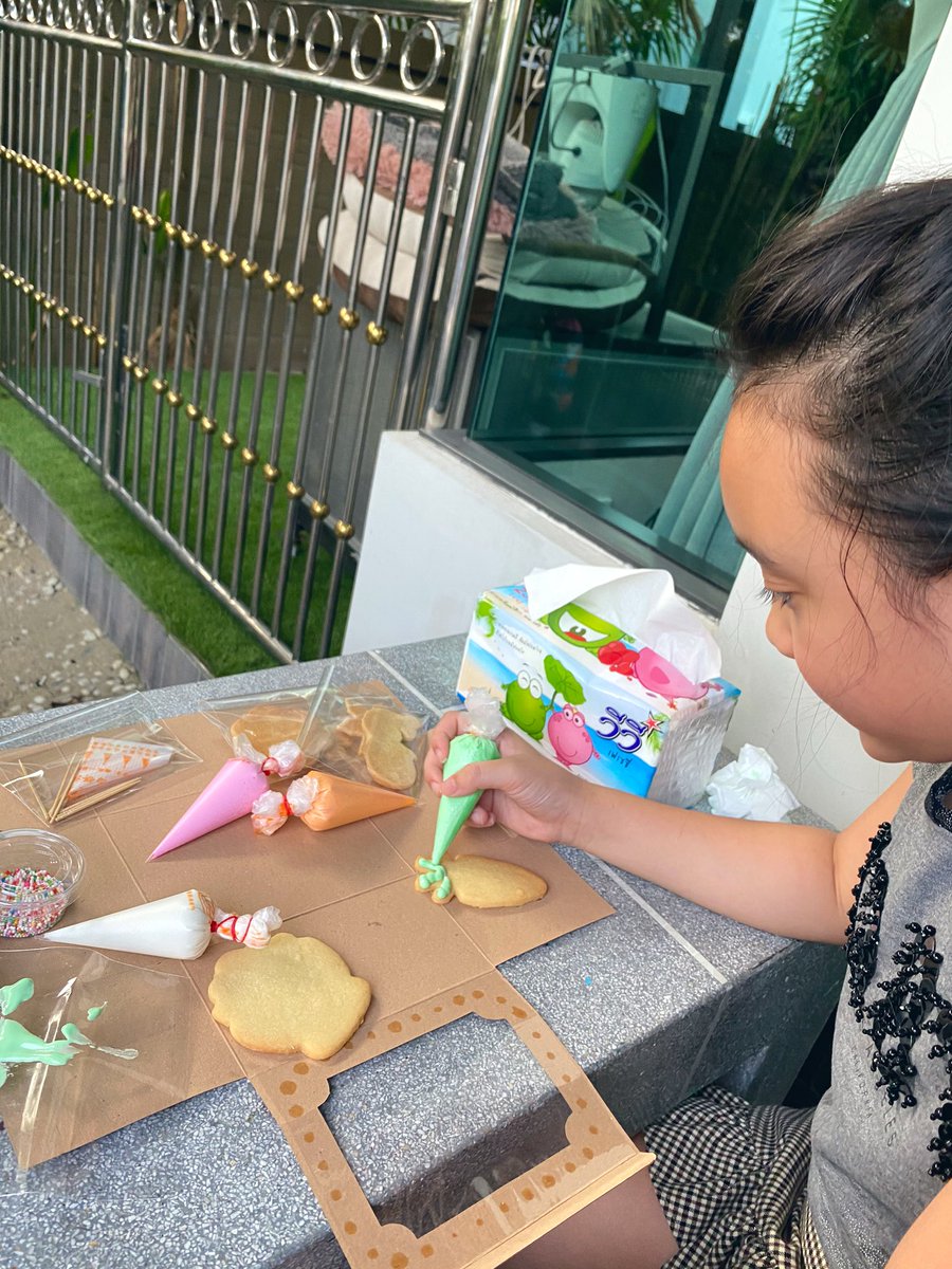 ManowsornsinM's tweet photo. DIY cookies 🍪
ช่วงว่างอยู่บ้านกันนานๆ
ก็หาสิ่งใหม่ๆสับเปลี่ยนกันไป...
ฝีมือหลานสาว ไม่ถึง30 นาที เสร็จอย่างไว
( จิตนาการของวัยเด็ก ) #foreverykid #DIYcookies https://t.co/ExPuxKFa1H