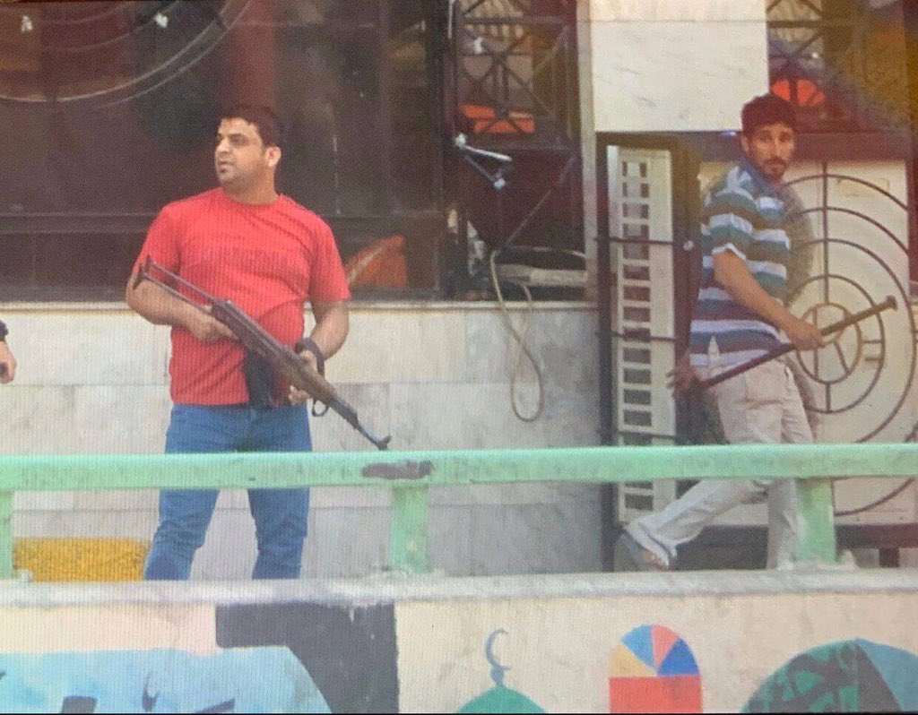 انتم تدرون شنو هذولي لو كلمن بكيفه يروج ...بابا هذولي الي يرمون اصحاب محلات لان بعض مندسين وزعاطيط داخل متظاهرين حركو محلات واصحاب المحلات فزعو على محلاتهم ومن حقهم اذا رمو غير من وره المزعطه يعني شتردون يباوعون على محلاتهم تحترك لجل عين مزعطه تحرير

#التحرير_تستغيث