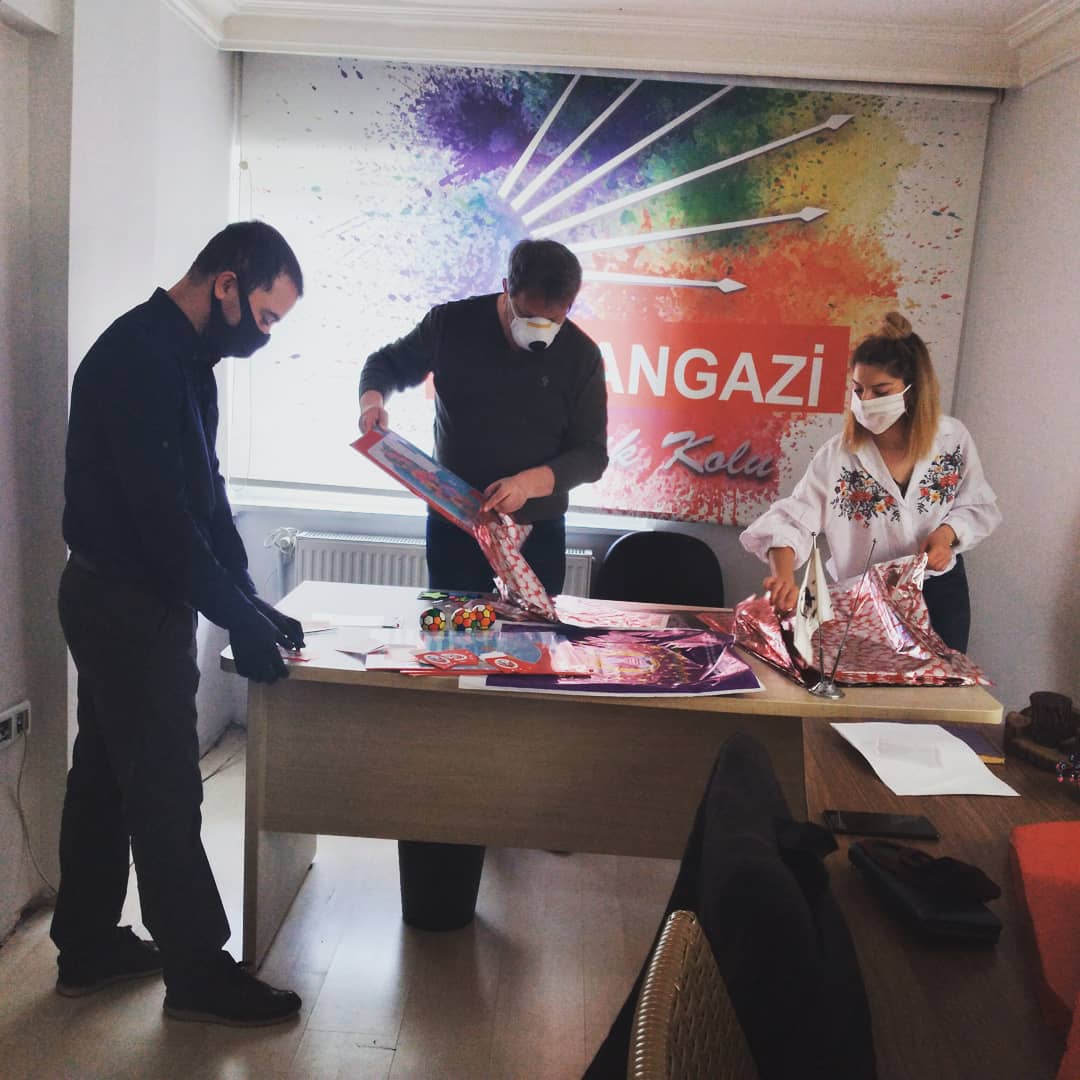 chpogazigenc's tweet photo. 23 NISAN ULUSAL EGEMENLIK VE COCUK BAYRAMININ 100. YILINI KORONA VIRUS NEDENI ILE EVLERINDE GECIRECEK OLAN COCUKLARIMIZA HEDIYELERIMIZI HAZIRLIYORUZ https://t.co/WZ8wmBXlT2