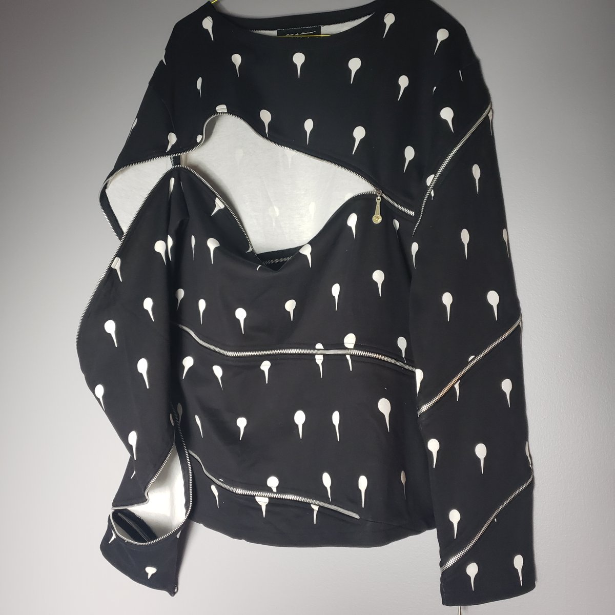 AnimeGrails's tweet photo. JoJo's bizarre adventure ultra violence collection bucciarati sticky fingers sweater, buy now #jojosbizarreadventure #jjba #sitckyfingers #bucciarati #jjbafashion #instagramstore #animefashion #buyjojomerch #jjbamemes #designerclothing #buyjapanesefashion https://t.co/jBTfKfwGpK