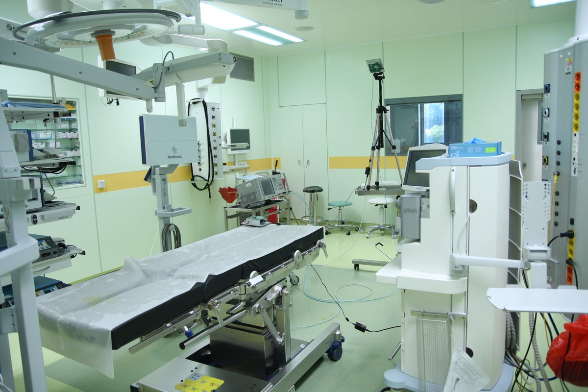 First tests of #VisibleLightCommunication #VLC #LiFi in #OperatingRooms was a success - thanks to the work in <a href="/VisionITN/">Vision</a> and our partner <a href="/studyatctu/">Study at CTU</a>! Also thank you to <a href="/IEEESpectrum/">IEEE Spectrum</a> for this great feature article: spectrum.ieee.org/tech-talk/tele…
hhi.fraunhofer.de/en/press-media…
© Fraunhofer HHI