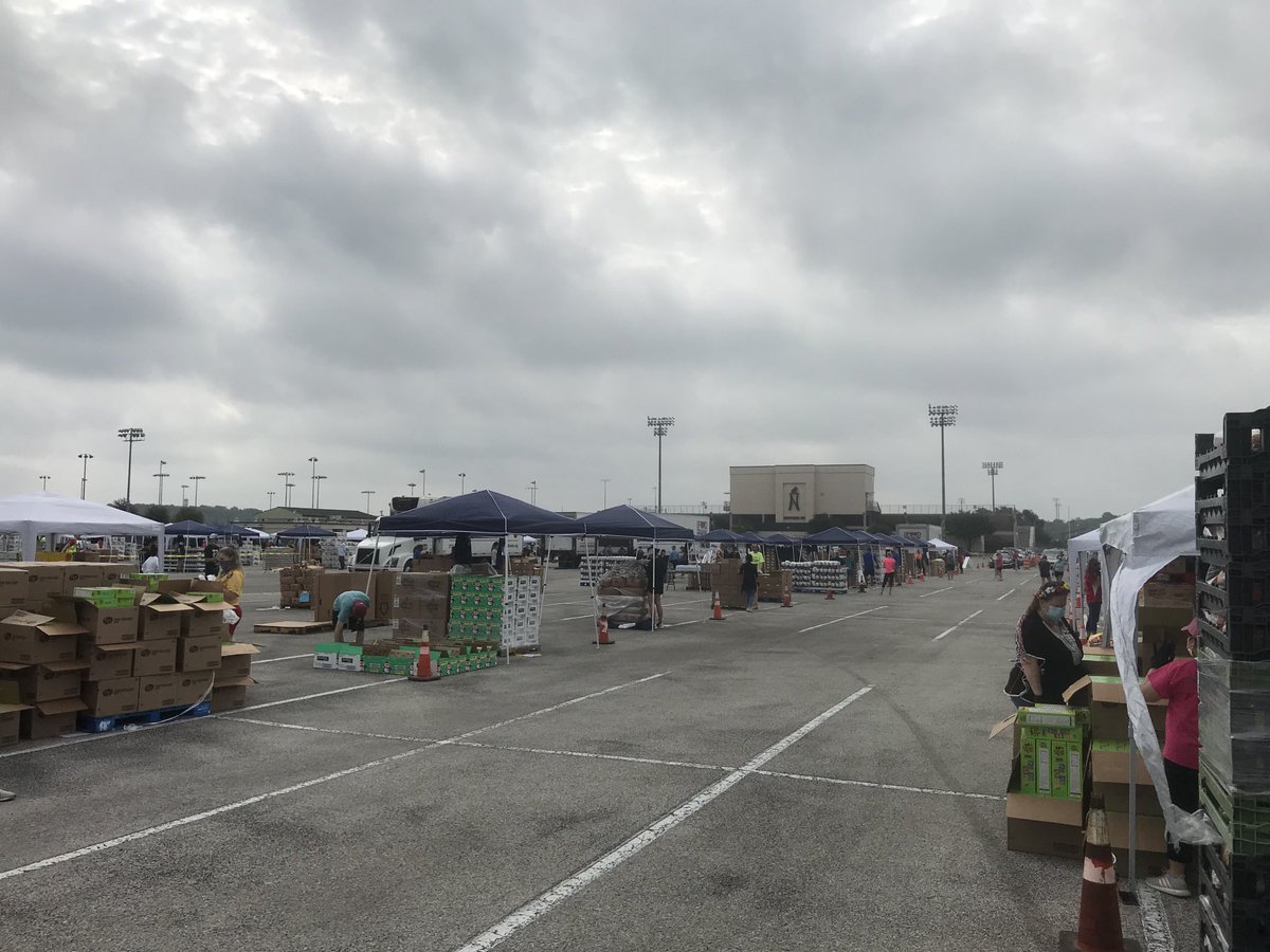 ice72dc's tweet photo. Volunteering at the Food Bank Distribution. Doing what I can to help out!! #helotesbulldogs #NISD #NISDHelotes https://t.co/dSZoIMlMgE