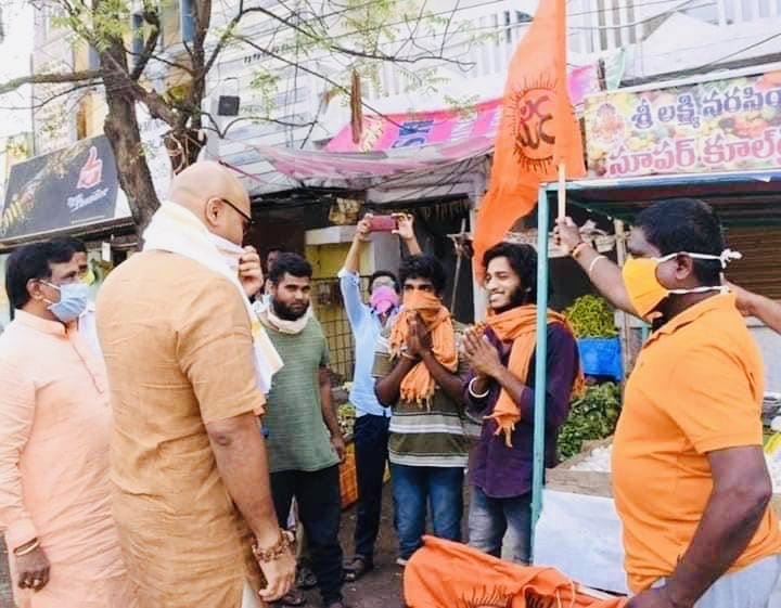 NasrulH04451495's tweet photo. सडक पर सब्ज़ी/फल के ठेलों पर धार्मिक झंडा लगवा रहे ये महोदय #BJP के #Nizamabad सांसद #D_Arvind_Kumar हैं ।
#Islamophobia_In_India https://t.co/6rkUETx038