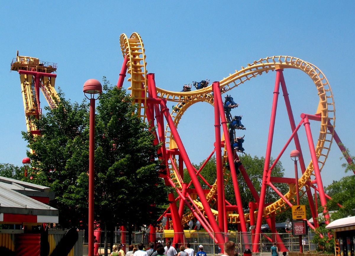 invertigo (1999-present) is a vekoma invertes boomerang. a widely cloned coaster. the cobra roll really hurts your neck when you go through it backwards. (yellow = face off, blue = invertigo)