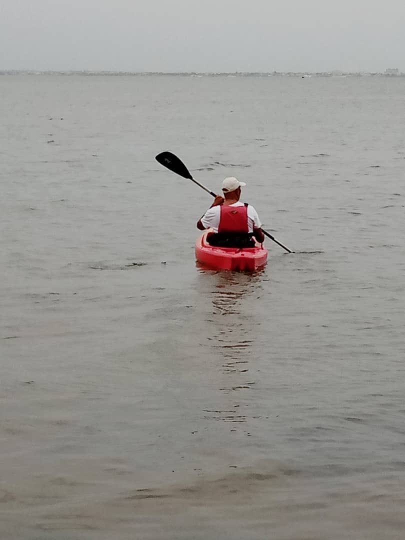 To keep my sanity in this Lockdown period I rented a kayak and I paddle for 2 to 3 hours every day behind VGC were I live.