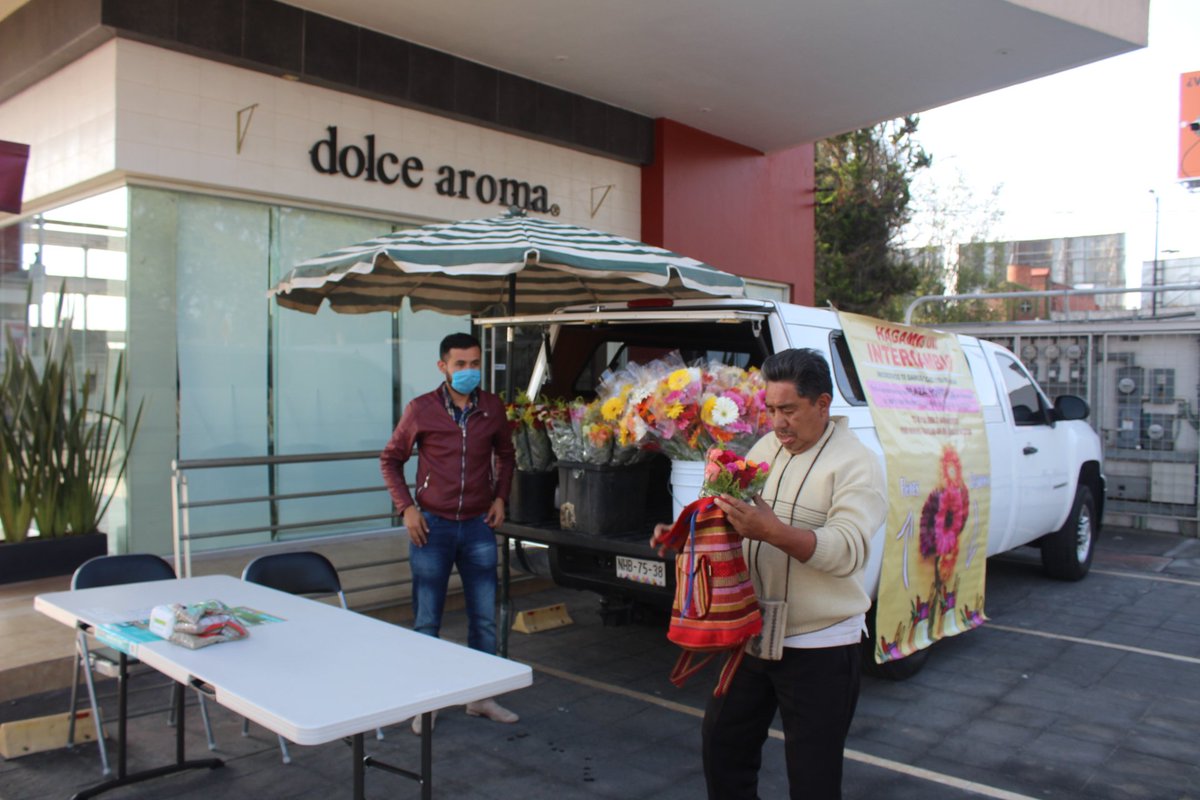 NachoBeltranG's tweet photo. Ya estamos instalados en PLAZA PROVIDENCIA y afortunadamente comienza a llegar la ayuda, estaremos aquí hasta el día sábado 25 de abril INTERCAMBIANDO flores por productos de la canasta básica. Nuevamente, muchas gracias por su apoyo 🙏🏻 https://t.co/ug6TIj6Bo3