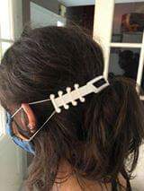 Après ces longues semaines de travail avec un masque sur le nez, les oreilles des soignants souffrent. Alors on essaye de leur apporter un peu de confort ! 100 supports de masque imprimés en ce début de semaine !