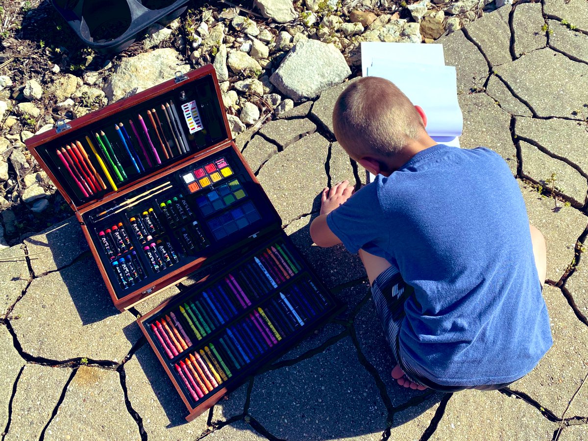 racheleastmanks's tweet photo. My Seltzer Spartan is creating art in the garden this morning. Be watching for the Specials newsletter in Thursday’s parentlink for more great ideas by our specials teachers!!  #wpsproud @Seltzer259 https://t.co/wTf1onbhDU