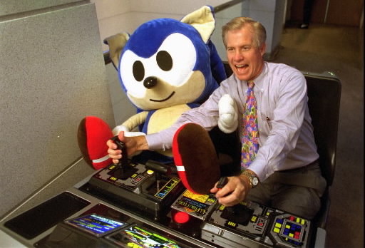 We're all familiar with Tom Kalinske's gaming buddy, but can anyone name the game/hardware they're playing in this image?

#sega #sonic #SonicTheHedgehog #segaofamerica #retrogaming