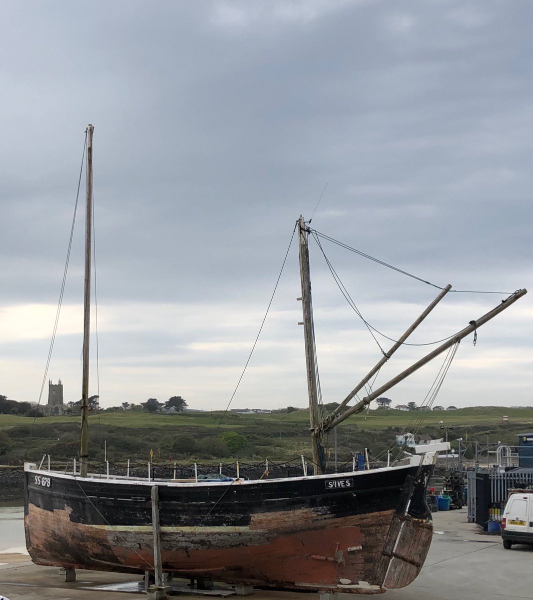 JackiHicks's tweet photo. Bit grey for our walk today, but lots of things to see 👀#DailyExerciseWalk #HayleHarbour #springblossom 🌸#HayleViaduct #GWRTrain 🚂 #whereilive #LoveCornwall 💙#nofilter 📷 #StaySafeEveryone 🙏🏻 https://t.co/HAv8U3ouaD