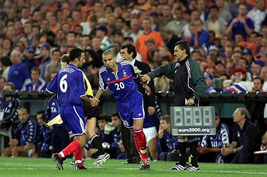 France Football On Twitter On Part En Prolongation A Rotterdam Francais Et Italiens Vont Jouer 30 Minutes De Plus Ou Moins Au Premier But Cette Finale De L Euro 2000 Se Terminera