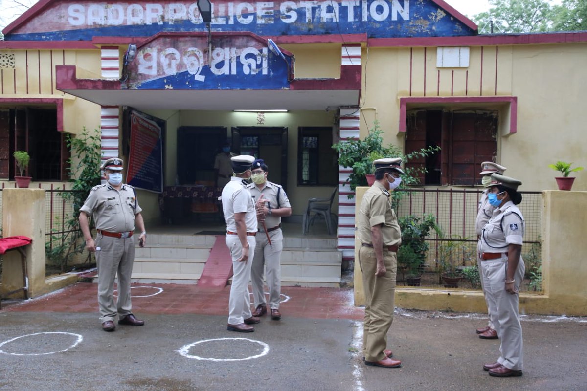 DGP visited Mayurbhanj district and reviewed implementation of Lockdown, functioning of Police Helpline and Welfare of Police personnel. DGP visited interstate road crossing at Chak-Suliapada. Addl. DGP L/O, IGP ER, SP MBJ