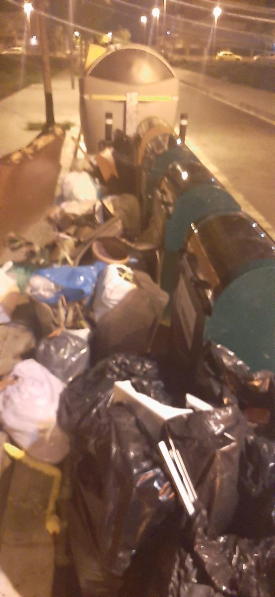 pinedademar's tweet photo. 😔 Es tornen a repetir aquestes imatges al municipi.  Sigues cívic/a i tingues respecte.

❌ No llencis mobles, ja que aquests dies no hi ha recollida.
♻️ La recollida selectiva es manté: si recicles no generaràs bosses tan grans. https://t.co/E82x8XgSw4