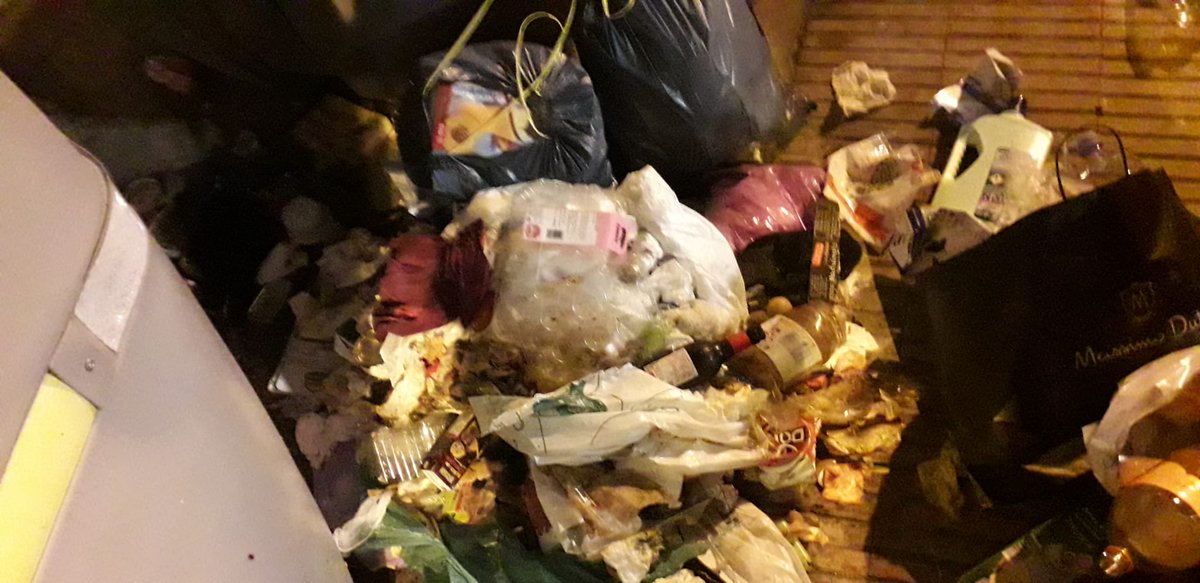 pinedademar's tweet photo. 😔 Es tornen a repetir aquestes imatges al municipi.  Sigues cívic/a i tingues respecte.

❌ No llencis mobles, ja que aquests dies no hi ha recollida.
♻️ La recollida selectiva es manté: si recicles no generaràs bosses tan grans. https://t.co/E82x8XgSw4