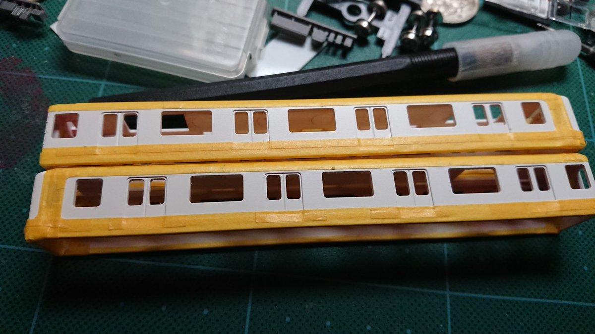 Akatsuki_model's tweet image. 存在すら忘れ去られていた鉄コレ2400系、思い出したのでシルキーホワイトを塗装しマスキング までなんとか……(1日1両ペース)
そしてこれまた模型タワーの奥底に眠っていた鉄コレ1201系。1420系にしようと考えていますが、VVVF装置がネックなので完成見込み無し🥺