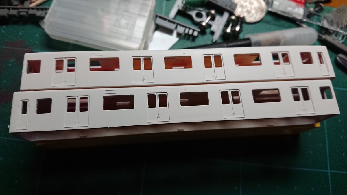 Akatsuki_model's tweet image. 存在すら忘れ去られていた鉄コレ2400系、思い出したのでシルキーホワイトを塗装しマスキング までなんとか……(1日1両ペース)
そしてこれまた模型タワーの奥底に眠っていた鉄コレ1201系。1420系にしようと考えていますが、VVVF装置がネックなので完成見込み無し🥺