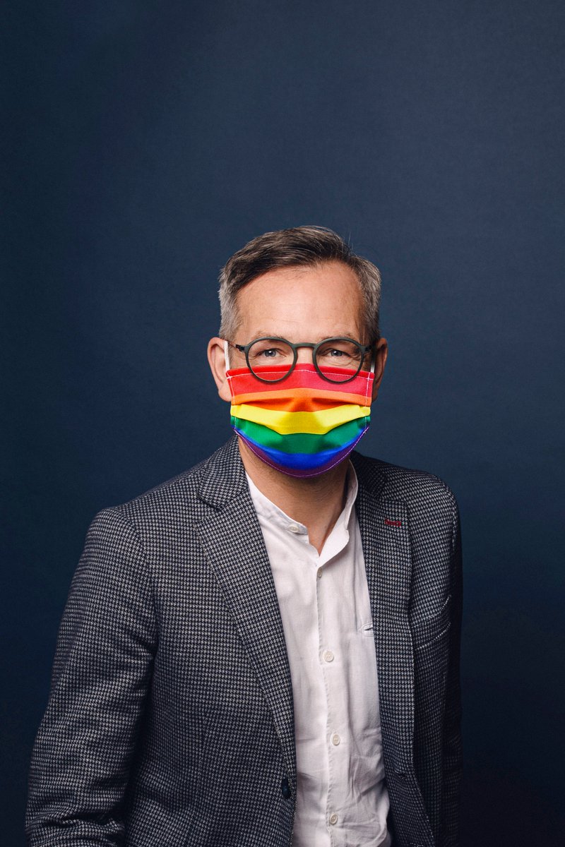 Schützt nicht nur, sondern sieht auch noch gut aus: angemessene Kleidung in #Corona-Zeiten. 😷🌈
#MaskeAuf #zeigdeineMaske #NewProfilePic