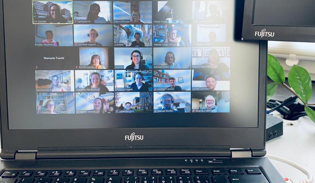 Das Team Azubimanagement der @FrankfurtSchool kann online ;-)  Nicht nur bei Seminaren und #Prüfungsvorbereitungen sondern auch mit allen 40 Kollegen als Team Meeting via Zoom

#stayhome #wirbleibenzuhause #flattenthecurve