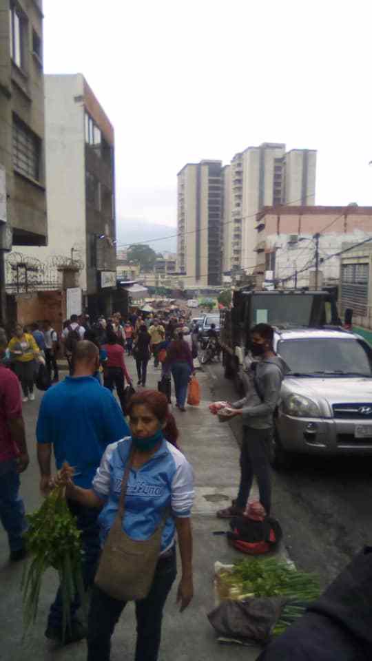 A un día de confirmarse caso de Covid-19 las calles de Los Teques lucen como mercado persa eltequeño.com/a-un-dia-de-co…