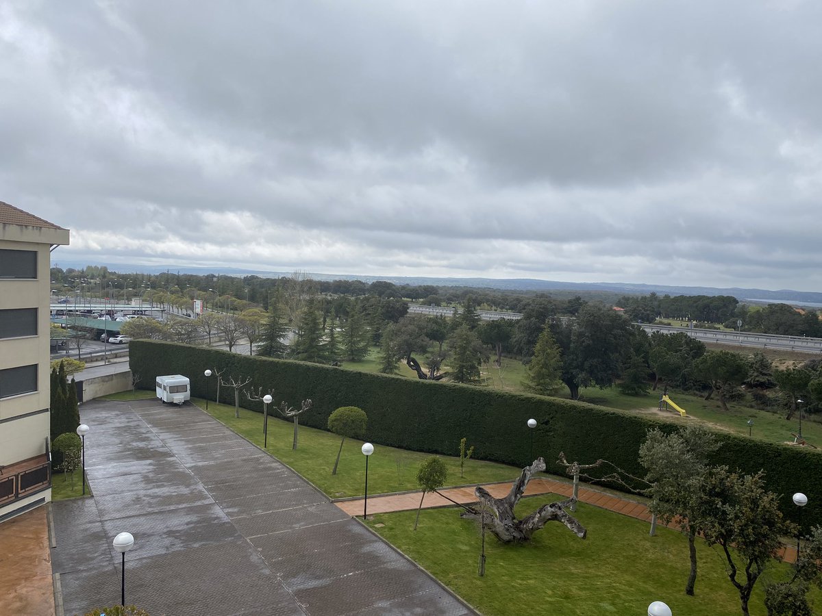 Desde la ventana de mi casa en #Ávila: a la izq el parking del carrefour a la dch miles de hectáreas de la dehesa y caminos... Adivinar donde no se puede ir. No lo entiendo...