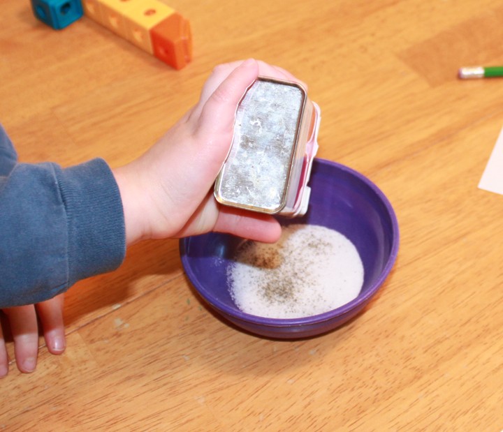 Can you separate pepper mixed with salt? Try this experiment and let us know how you made it work!
#TechTuesday #ssmsyr3 #DSISDistance #STEAMactivities

frugalfun4boys.com/easy-static-el…