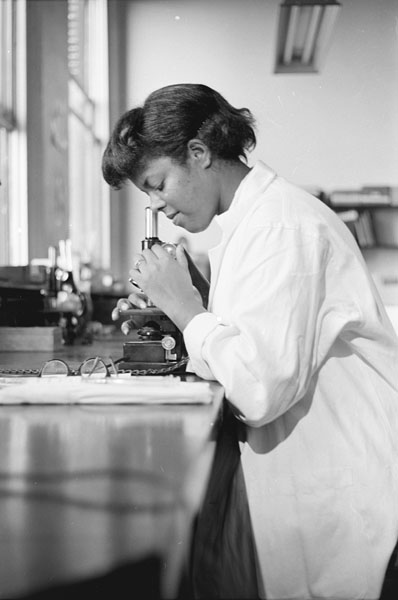  #LabWeek2020 recognizes laboratory professionals who are essential to healthcare and medical research. We'd like to feature some photos of lab professionals from our collections.  #medtech 1959 photo of a lab tech at microscope (pic by Richard C Thompson) https://medicalarchivescatalog.jhmi.edu/jhmi_permalink 
