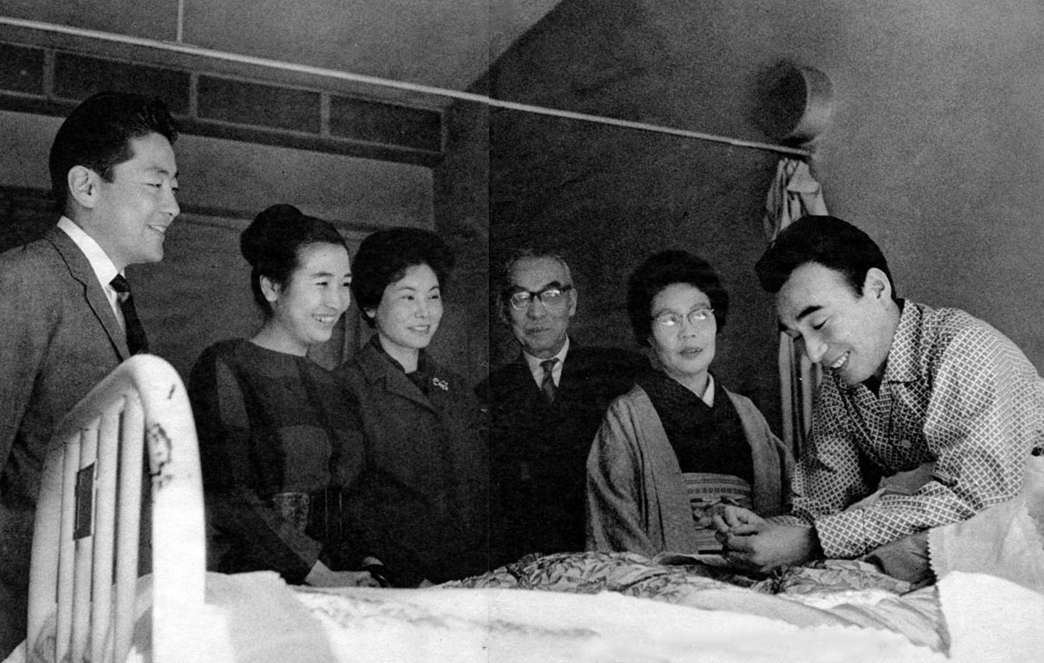 萬象アカネ レトロ この昭和39年の正月 植木 等はウイルス性肝炎で関東逓信病院に入院 ちょうどその頃 ナベプロは運転手を募集しており 応募者600人の中から選ばれた松崎雅臣 小松政夫 が病室で植木等と初対面を果たす T Co Druqlhyjlz