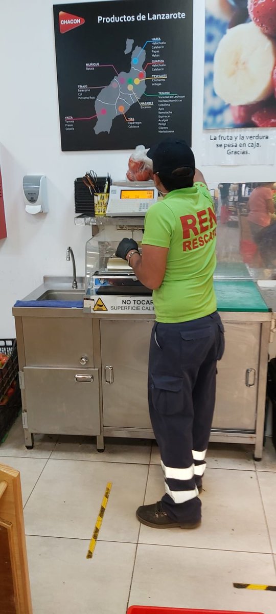 RENCanarias's tweet photo. Día tras día nuestros voluntarios @RENCanarias siguen realizando el reparto de comida a los vecinos que la necesitan, ante la situación de alarma. #CODVID19 #QuedateEnCasa #EsteVirusLoParamosUnidos https://t.co/CvOFscEVUm