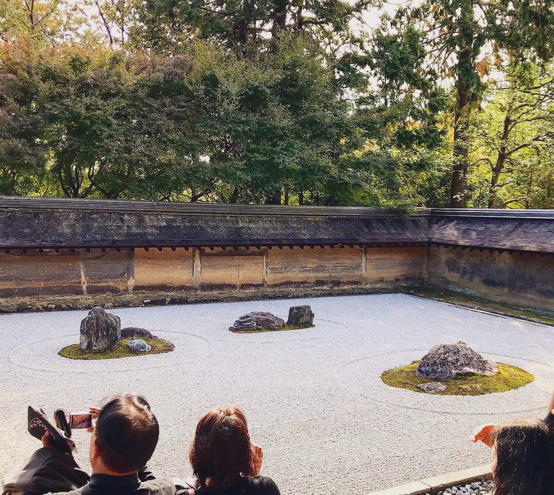 Day 20, a bit of a dark day, currently I feel a lot of anger (the overall situation + some personal stuff) I hope I can channel this to something positive. Maybe next year we are all having our lives back  #Japan  #RyoanJiRockGarden  #Kyoto