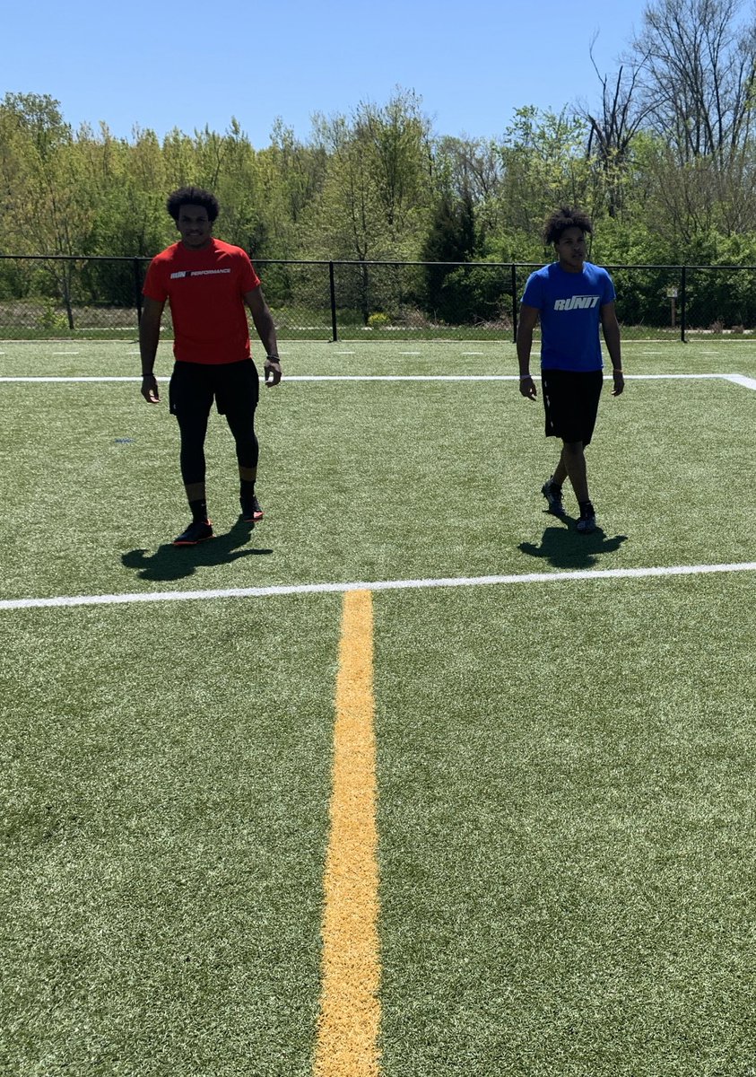 arlenharrisjr33's tweet photo. Felt great feeling the turf under my spikes today. 👉🏾@AydenHarris_3 👀 lil bro grinding 💯 #pawsup #L33gacy #trainrunit https://t.co/3l8TgD0D7n