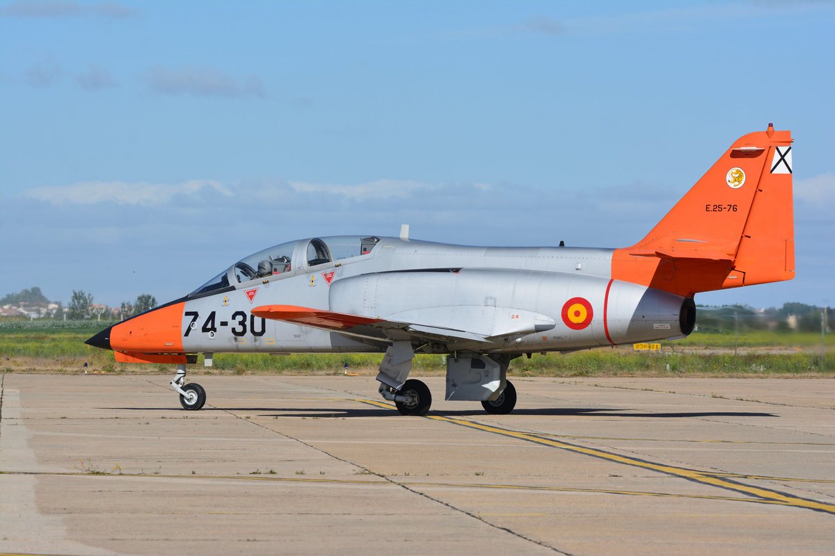mfravphoto's tweet photo. CASA C-101 Aviojet GRUEMA
VII Centenario de la Universidad de Salamanca
Mayo 2018 https://t.co/Od8WJwLCba