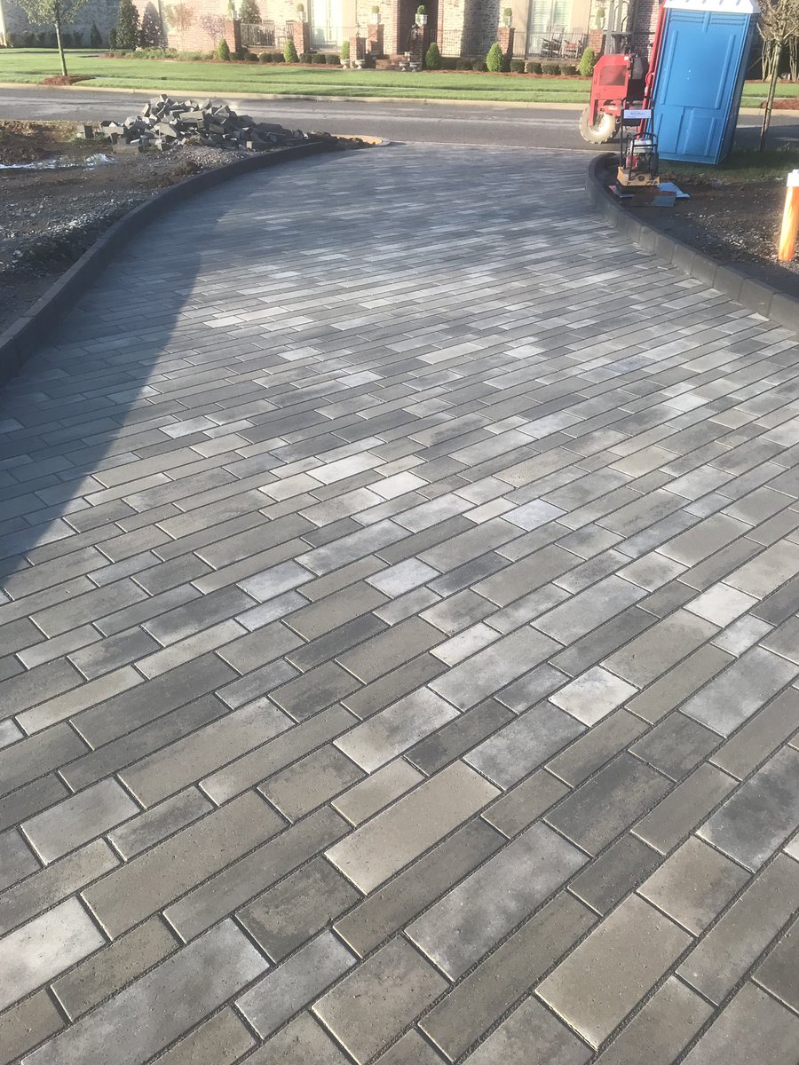 TechoNerren's tweet photo. #TechoBloc aficionado Chris Stoyka and his team at #PaverPros have put down another monster of a driveway here in TN!

Over 5,000 sq ft of Techo-Bloc #Linea Large and Small rectangles installed here, bordered by our #Raffinato edging in #OnyxBlack. Outstanding work as always! 💪🏻 https://t.co/PsuBqDUX3h