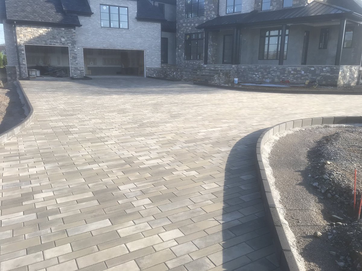 TechoNerren's tweet photo. #TechoBloc aficionado Chris Stoyka and his team at #PaverPros have put down another monster of a driveway here in TN!

Over 5,000 sq ft of Techo-Bloc #Linea Large and Small rectangles installed here, bordered by our #Raffinato edging in #OnyxBlack. Outstanding work as always! 💪🏻 https://t.co/PsuBqDUX3h