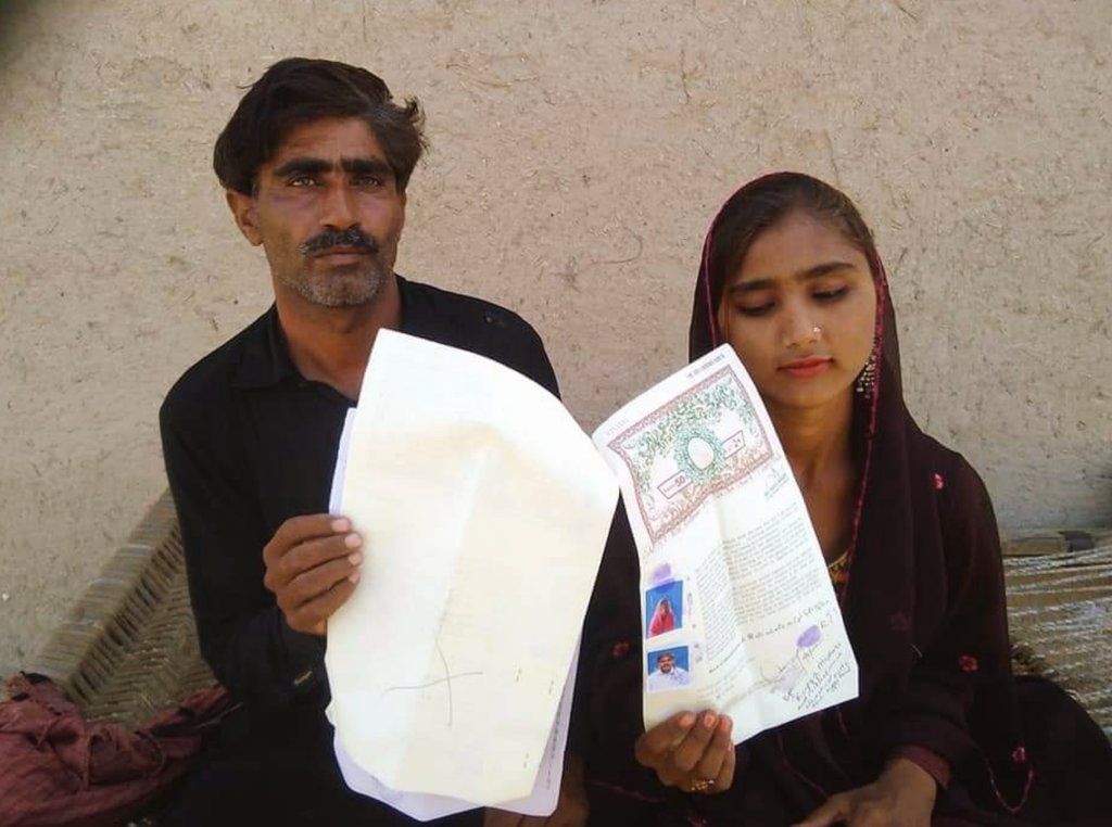 nailainayat's tweet photo. Some day coronavirus will end but this virus will always stay in Pakistan. 14-year-old Hindu girl, abducted, forcibly converted to Islam and married to her 40-year-old abductor in Chundiko area of Sindh. https://t.co/LMmFVZKAxQ