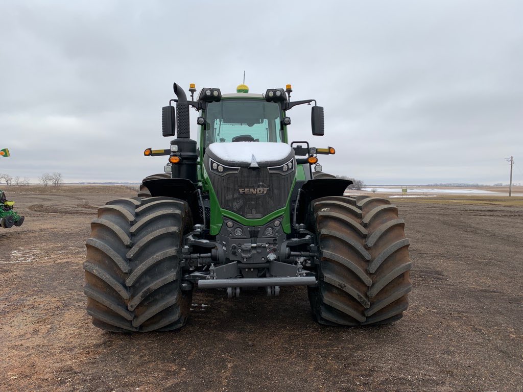 ScottSloan6164's tweet photo. WOW!! Time to get your #plant20 on!! @Fendt_NA 1050 in Hope,ND sped up with some @GoodyearFarm LSW1400/30R46 #LSWtires #gotflotation #gobigorgohome https://t.co/zUE3cljOAN