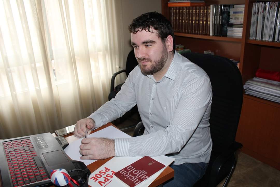 JoveSocialistes's tweet photo. Segur que el company Raúl Armengol recordarà el dia que va prometre el càrrec de regidor socialista d'Algemesí per videoconferència i durant l'estat d'alarma. Enhorabona! ✊🏼🌹 #ProtagonistesDelPresent https://t.co/NzLm8oXO7N