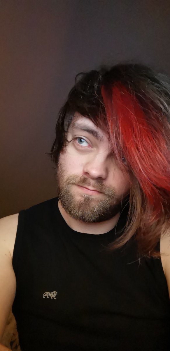 Heyo I have red stripes now. Gimme compliments because I'm a shallow bitch 🙂