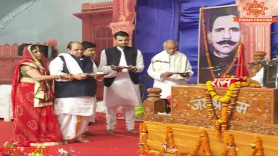 satishkvaishnav's tweet photo. 2 वर्ष पूर्व आज के दिन वैष्णव परिवार द्वारा आयोजित श्री रामकथा~अयोध्या मे,आरती में #श्री #चंपकराय जी -#अन्तराष्ट्रीय #महामंत्री #विश्व #हीन्दु #परीषद कृपापूर्ण #पधारे ।
आज कथा का द्वितीय दिवस थापूज्य श्री मुरलीधर जी महाराज के मुखारविंद से श्री राम कथा को श्रद्धालुओं ने श्रवण किया https://t.co/bJDOsMSYSk