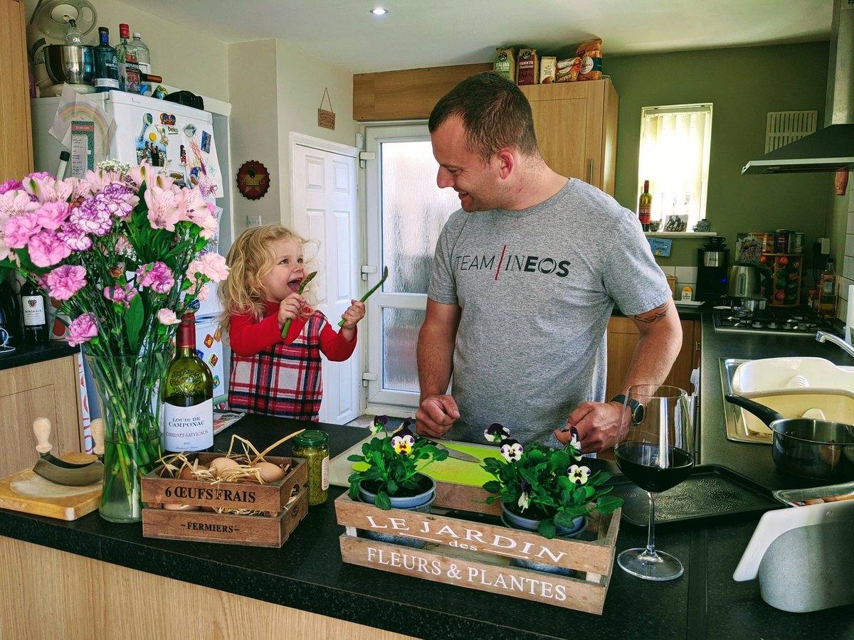 TipsySapper's tweet photo. Cookies are boring, today we're cooking Chicken stuffed with Mozzarella &amp; Pesto wrapped in Parma Ham on a bed of Asparagus. #QuarantineCooking #cookingathome #kidsactivities #Cooking https://t.co/V8rkVDwkjK
