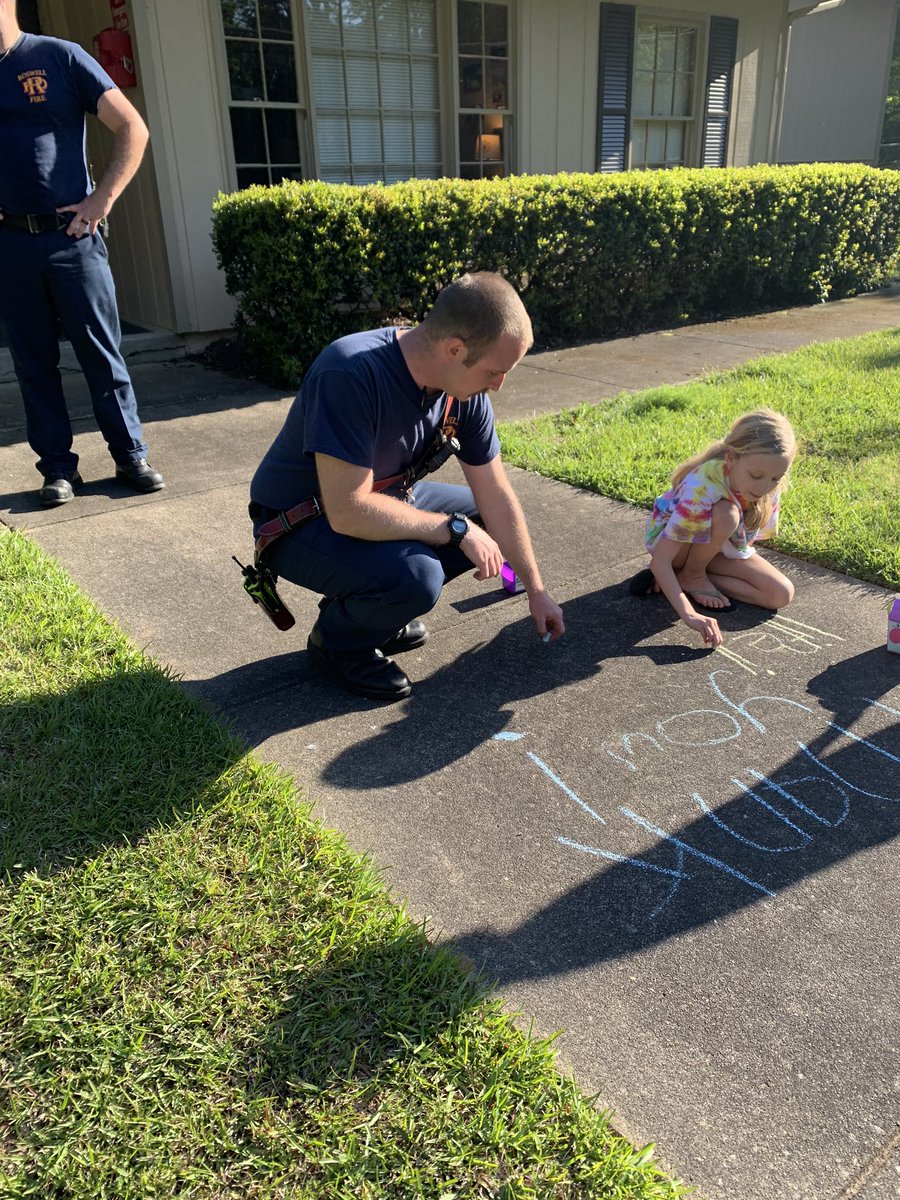 rmctmc's tweet photo. @MPE_Mustangs Act of kindness day! Baked cookies for our neighbors at the fire department (station 23) and wrote them a side walk chalk thank you note! #bekindmpe #FCSrising #BetterTogetherMPE https://t.co/v6keUeiFWY