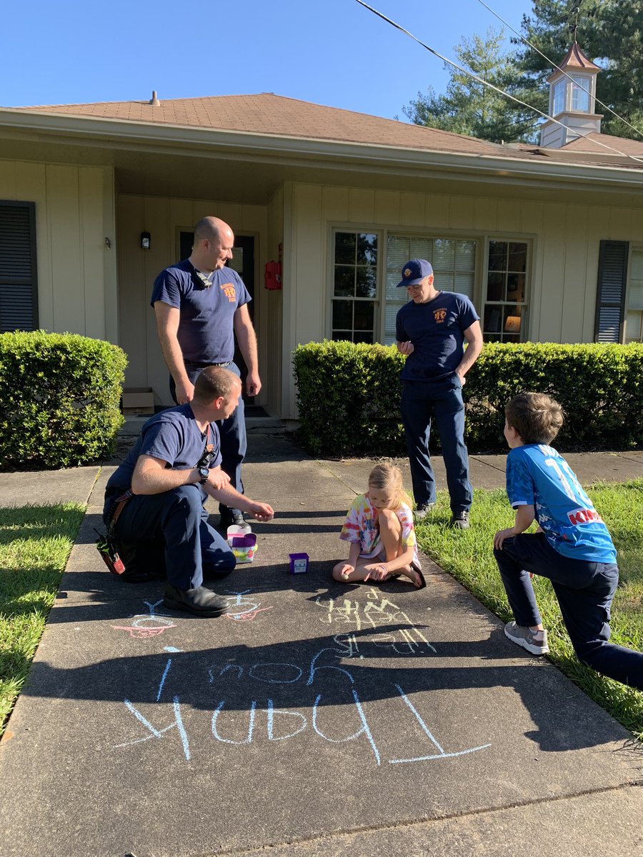 rmctmc's tweet photo. @MPE_Mustangs Act of kindness day! Baked cookies for our neighbors at the fire department (station 23) and wrote them a side walk chalk thank you note! #bekindmpe #FCSrising #BetterTogetherMPE https://t.co/v6keUeiFWY