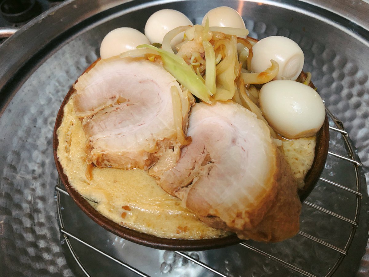 魔女っこれい 今増えている 二郎 インスパイア系のテイクアウト 家でしか出来ない二郎 茶碗蒸し 残ったスープのトッピングを一度取り出してスープと生卵とカエシ少し なければ醤油 でお茶碗一杯の量にする ラップして蒸して固まったらトッピングをして
