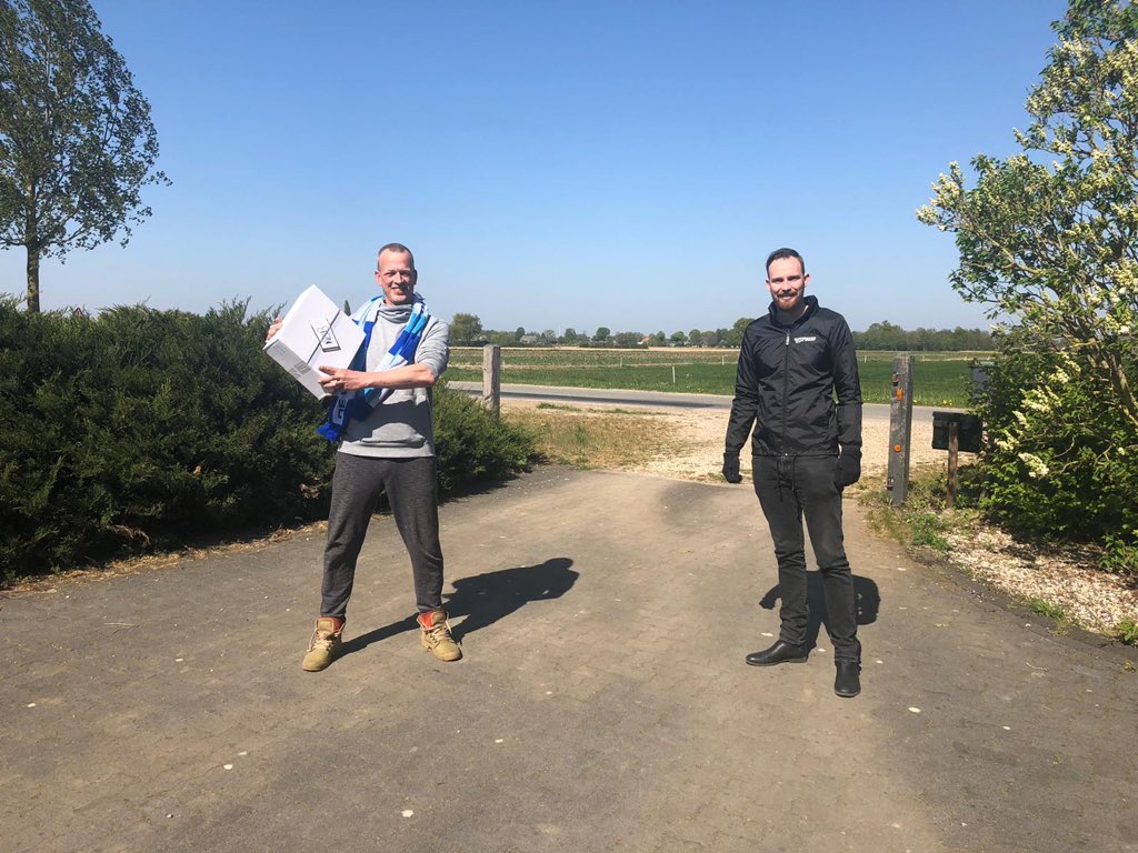 DeGraafschapBC's tweet image. Voor een aantal mochten we namens Havezathe Carpe Diem een verspakket aanbieden; een restaurantwaardig menu dat thuis alleen nog afgemaakt hoeft te worden. Op de foto de overhandiging van één van deze verspakketten van Havezathe Carpe Diem (indehuidvandechef.nl).